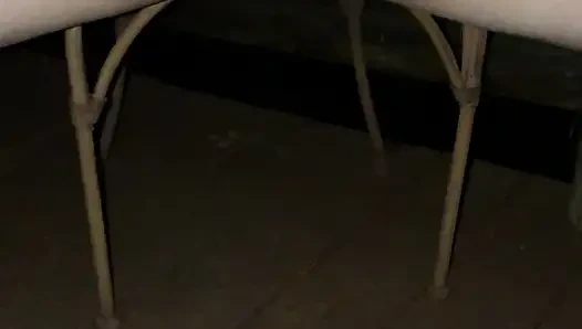 Evli kadın dışarıda işiyor