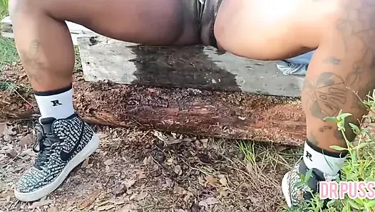 Çok ıslak bir amcıkla parkta tek başına birkaç fışkırtma yarak düşünüyor