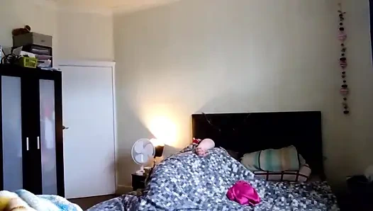 La bbw ssBBw si spoglia in camera da letto