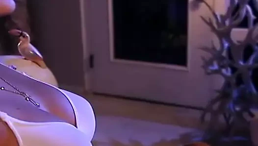 Seksi esmer genç bir fahişe gibi büyük horoz atlamak için seviyor