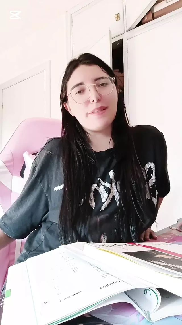 Ders çalışmama yardım et ve senin için soyunayım