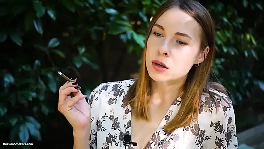 Evgeniya güçlü sigara içiyor