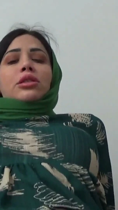 Azgın Mısırlı üvey anne 18 yaşındaki üvey oğlunu sikiyor | Klip 1