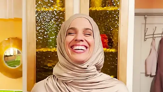 Muhafazakar üvey kız biraz göt yiyor ve döllenmesi için yalvarıyor!