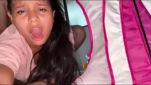 Komşunun karısı kalede sıkışıyor ve ona büyük yarağımla yardım ediyorum