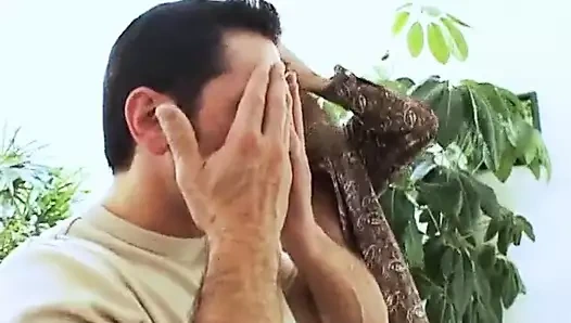 Ateşli esmer büyük yarak emiyor