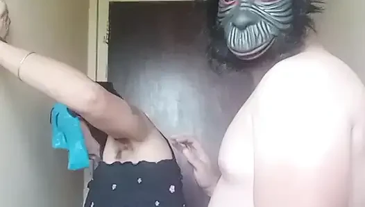 Orta yaşlı seksi kadın ayakta domalarak ve ayakta seks yapıyor
