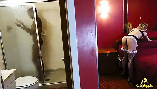 Sarışın ev hizmetçisi ilk gününde büyük zenci yarağı tarafından sikiliyor