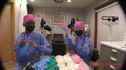 Hemşire stacy shepard ve hemşire mücevheri, hangi eldivenin en uygun olduğunu bulmak için çeşitli renk, boyut ve eldiven türlerini takar!