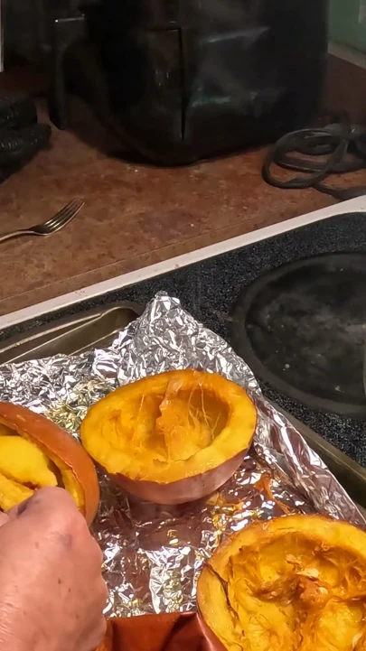 Cheryl pumpkin pie pişiriyor