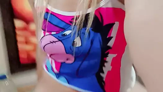 Seksi barby kız mutfakta ateşli u çıplak vücudumu gösteriyor seksi baba