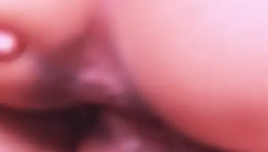 Derine biniyor ve son dökülmeye kadar yarağının üzerinde zıplıyor.