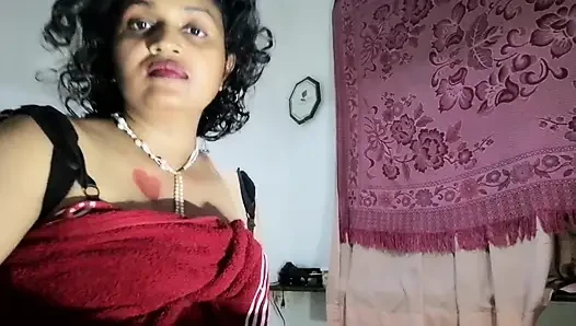 Ep5 Desi üvey anne üvey oğlunun kamerasını buldu ve amcığını görmesi için soyunuyor yatakta yatmaya başlıyor job.mp4