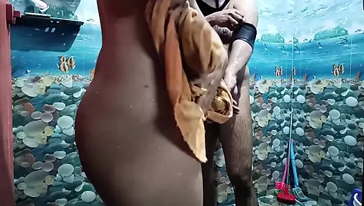 Mallu gavat sürtük karım üvey erkek kardeşiyle tamamen çıplak banyo yapıyor ve ben onların eğlenceli sekslerini banyo yaparken izlerken bundan zevk alıyor