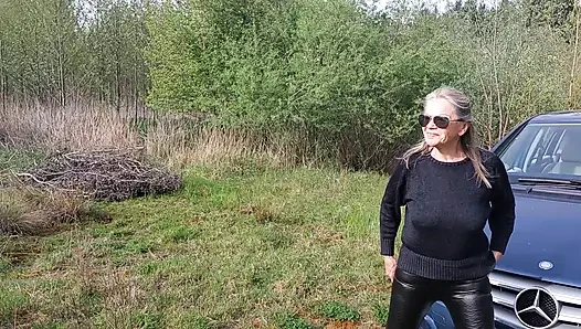 Büyükanne Göğüsleriyle Oynuyor!