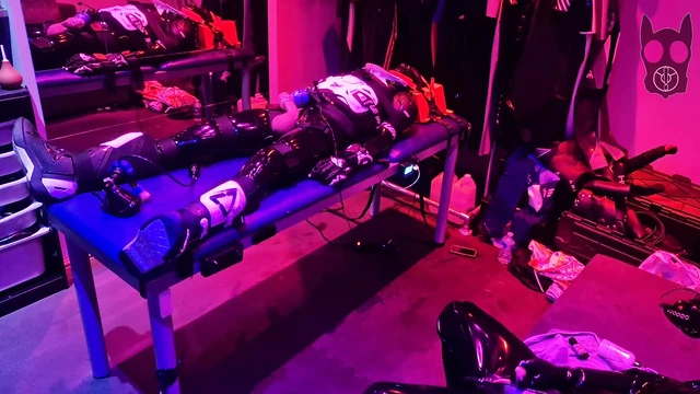 Резиновый Gimp привязали к столу и не дали кончить 100 раз