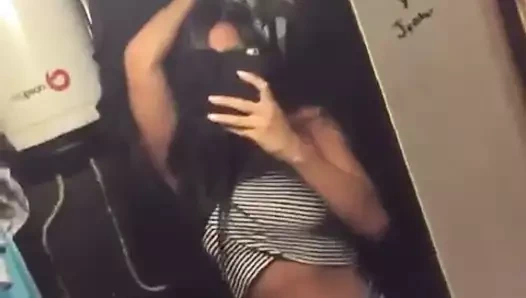 belle goss devant son miroir