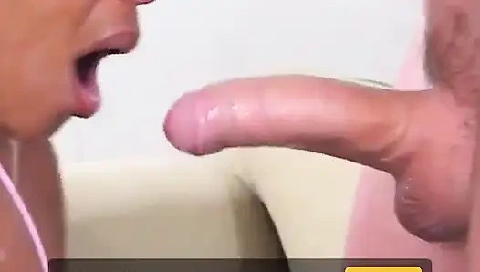 Semental blanco folla la cara de las chicas negras con su polla dura y luego la folla