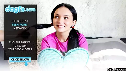 Sıska genç şeker kedi jizz bir yüz alır