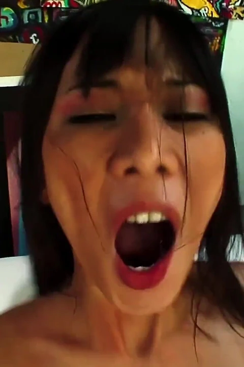 Asyalı orta yaşlı seksi kadın miako komşus un kalın yarağı için eğiliyor ve yüzüne boşalma