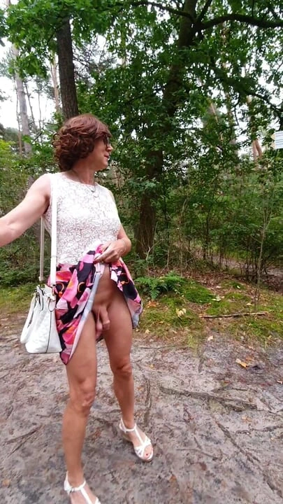 A walk with nothing under the skirt