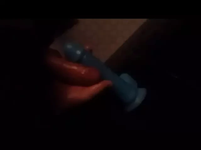 Duşta yapay penisle donuyor ve tıraşlı beyaz yarak