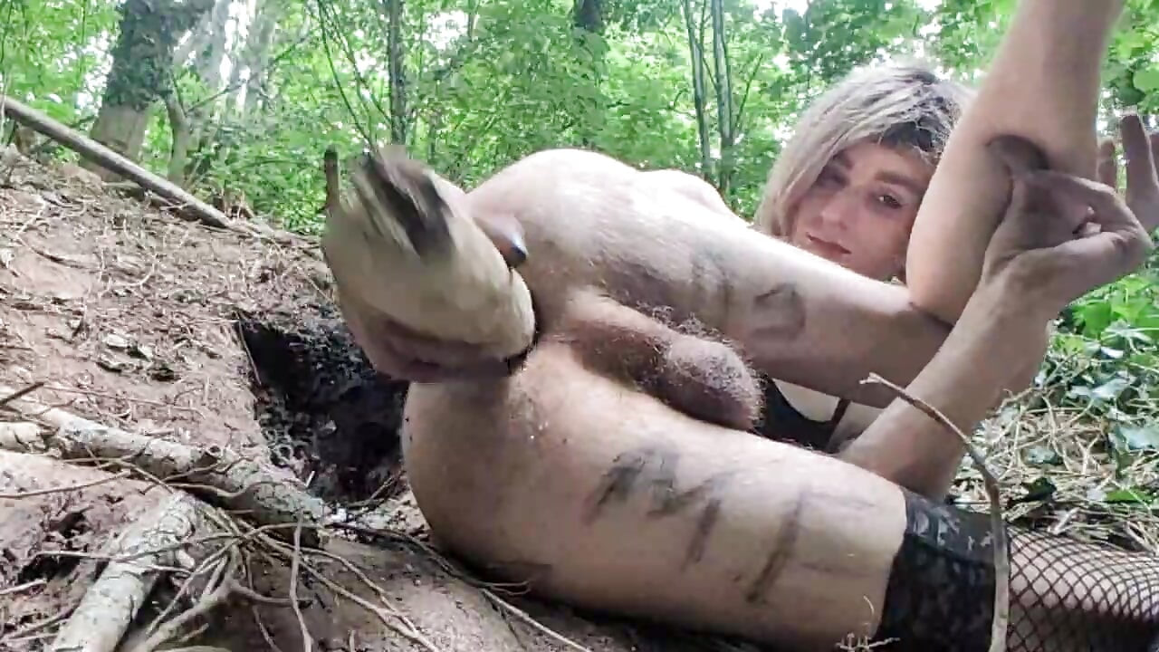 Heather Ashley açık havada dildo olarak sopayla sikişiyor