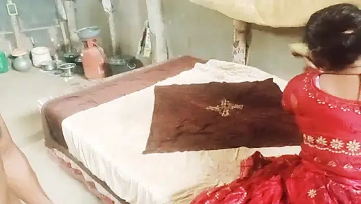 Üvey erkek kardeş üvey kız kardeşini yürüyüşe çıkardı.