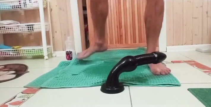 Büyük bir dildoda götümle atlayıp işiyorum