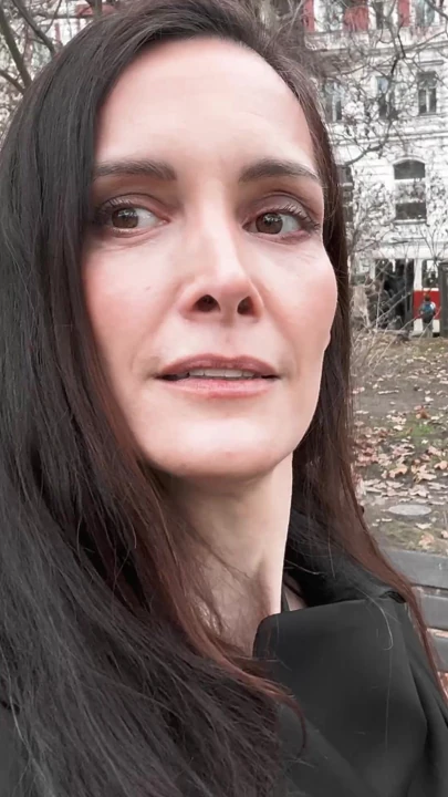 Seksi bir sahibe sokakta tanıştığı genç bir adamı baştan çıkarıyor