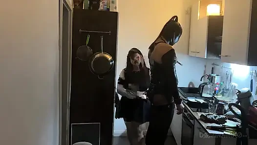 Baskın orta yaşlı seksi kadın mutfakta lateks sub'un götünü genişletiyor