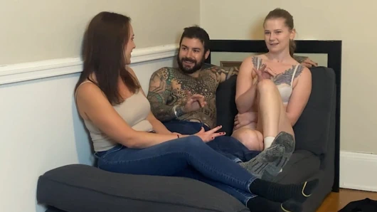 Striptiz 5 Parmak aşağı oyunu için ödül olarak her iki kızdan da harika bir sakso