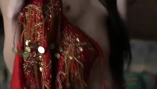 Minnie Boom hevesle bacaklarını genişçe açıyor ve tutkuyla parmaklıyor damlayan ıslak tıraşlı amcığını vahşice terk ediyor.