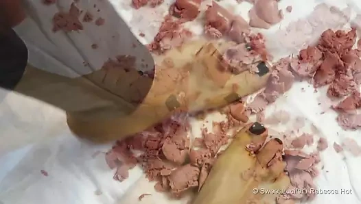 Wurstel çıplak ayaklar eziliyor