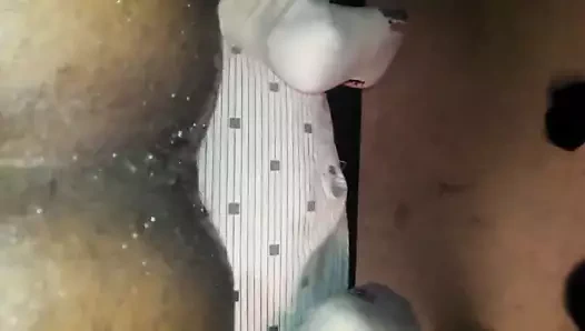 Hella asılı siyah adam vuruyor ve geri itiyor