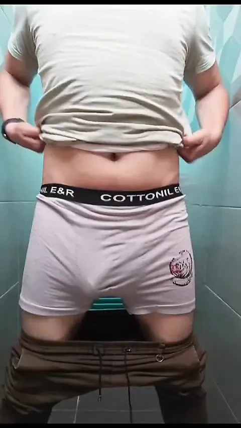 Mısırlı bir adam yemin ediyor ve küfür ediyor