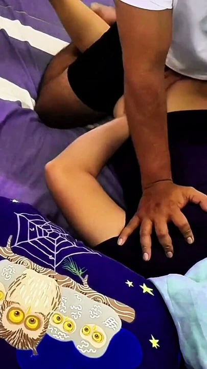 Mini etekli seksi kızla kebaya giymişken masaj yaparken şehvetli iç çamaşırı masajı | Bölüm 3