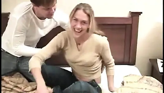 Küçük memeli esmer kadın sert bir yarağın tadını çıkarıyor