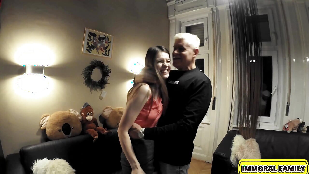 Güzel ve minyon Rus prenses Alice anal bekaretini kaybediyor - ahlaksız aile 4k