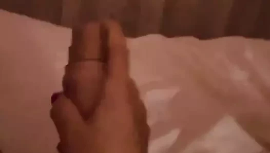 Kızın farklı bir yapay penis ile mastürbasyon yapması