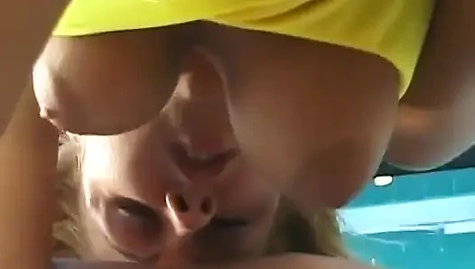 Açık havada parmakmayı seven çarpıcı bir Alman bebek