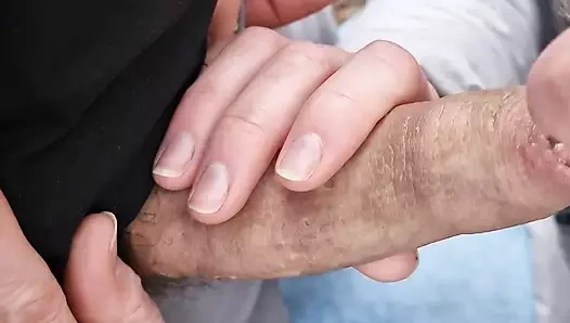 Benim güzel ve azgın kız beni ormanda sigara içiyor ve cum kırlangıçlar