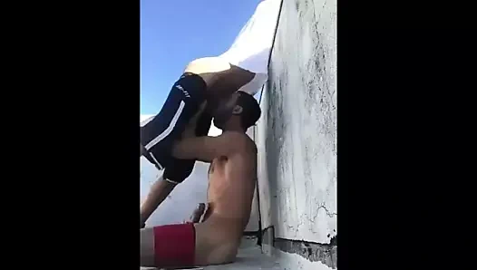 okul çatısında gay seks