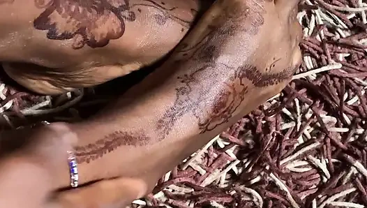 Ateşli zenci bebek ayak masajı bölümü