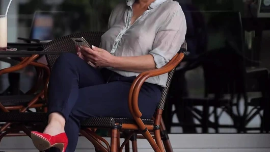 Evli kadın boyun eğme - herkesin içinde teşhir ediliyor