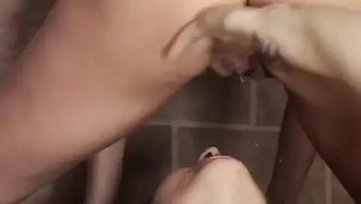 Mükemmel Fransız lezbiyenler buharlı banyoda eğleniyor