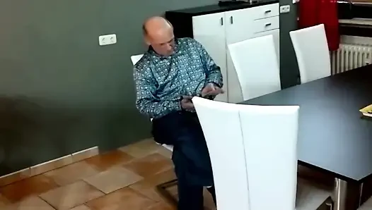 Büyük memeli Fransız sarışın genç erkek avcısı sert sikiliyor