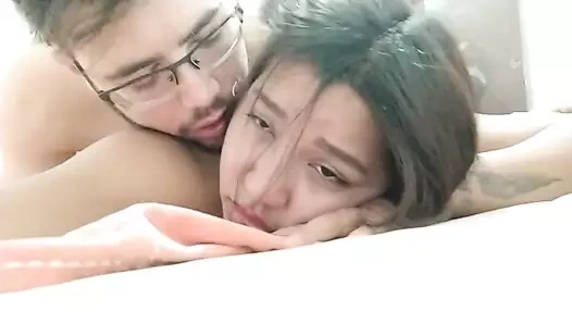 New York'tan büyük sarkık memeli 18 yaşındaki esmer, Amerika Birleşik Devletleri, üvey kardeşinin büyük aletini sikiyor