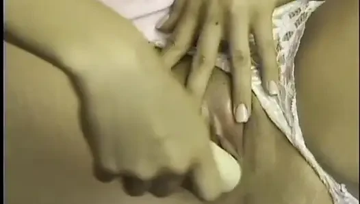 Serena Marcus kanepede eğiliyor ve amını dildoyla sikiyor