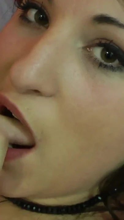 Мощный момент из "Хорошенькую пухлую брюнетку с огромными натуральными сиськами трахнули в задницу старик и черный мужчина!"